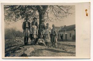 Temesszlatina, Slatina-Timis; utca, erdélyi folklór / street view, Transylvanian folklore. photo (vágott / cut)