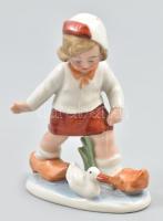 GH & Co. holland fapapucsos kislány kacsával, kézzel festett porcelán figura, jelzett, hibátlan, m: 12 cm