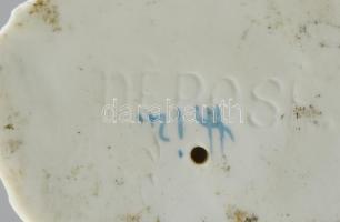 Kalapos macska, kézzel festett porcelán figura, jelzett, kis lepattanásokkal, m: 10 cm