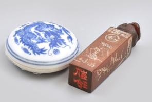 Kínai pecsétnyomó készlet. Pecsétnyomó (faragott kő) porcelán pecsétviasz tartó tálka, pecsétviasz, eredeti dobozában