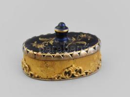 Aranyozott ezüst (Ag) dobozka, porcelán fedővel, jelzett, kis kopásokkal, 5x3,5x3,5 cm, nettó: 21,87 g