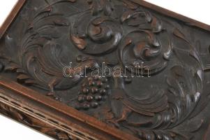 Antik dúsan faragott fadoboz, kulcs nélkül, tetején szőlőt evő fácánok, kopásokkal, 19x29x10 cm