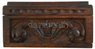 Antik dúsan faragott fadoboz, kulcs nélkül, tetején szőlőt evő fácánok, kopásokkal, 19x29x10 cm