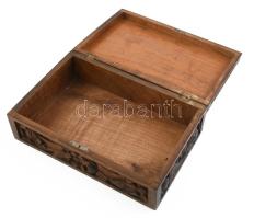 Antik dúsan faragott fadoboz, kulcs nélkül, tetején szőlőt evő fácánok, kopásokkal, 19x29x10 cm