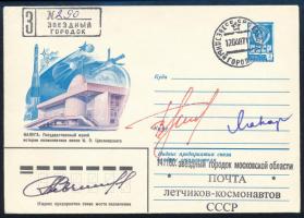 German Tyitov (1935-2000), Musza Manarov (1951- ) és Anatolij Levcsenko (1941-1988) orosz űrhajósok aláírásai emlékborítékon /  Signatures of German Titov (1935-2000), Musa Manarov (1951- ) and Anatoliy Levchenko (1941-1988) Russian astronauts on envelope