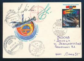 Valerij Bikovszkij (1934- ) szovjet és Sigmund Jähn (1937- ) német űrhajósok aláírásai borítékon / Signatures of Valeriy Bikovskiy (1934- ) Soviet and Sigmund Jähn (1937- ) German astronauts on cover