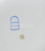 Aranyozott historizáló csésze. Kézzel festett, jelzett, kis kopással. d: 9,5 cm