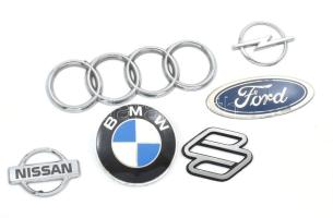 6 db különféle autó márkajelzés (BMW, Audi, Opel, Ford, Suzuki, Nissan), vegye méretben és állapotban