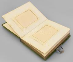 Régi fotóalbum, aranyozott veretekkel, korához képest megkímélt állapotban, 26x21x6 cm, fotótartó mé...