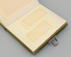 Régi fotóalbum, aranyozott veretekkel, korához képest megkímélt állapotban, 26x21x6 cm, fotótartó mé...