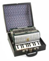 Retró szovjet gyártmányú gyermek tangóharmonika, jelzett: Razno Malish, Made in USSR. Megkímélt állapotban, eredeti dobozában, 32x29,5x16 cm / Vintage childs accordion, in original case