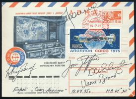 1975 Az Apollo-Szojuz közös űrrepülési program résztvevőinek autográf aláírása Alekszej Leonov (1934-2019), Valerij Kubaszov (1935-2014), szovjet és Thomas Stafford (1930-), Donald Slayton (1924-1993), Vance Brand (1931-) amerikai űrhajósok emlékborítékon / Autographs of the crew of the 1975 Apollo-Soyuz program Jim Lowell Donald Slayton (1924-1993), Vance Brand (1931-) American and Aleksei Leonov (1934-2019), Valerii Kubasov (1935-2014) Soviet astronauts.