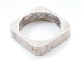 Ezüst(Ag) szögletes gyűrű, jelzett, méret: 73, nettó: 14,1 g