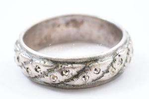 Ezüst(Ag) karikagyűrű markazittal, jelzett, méret: 53, bruttó: 4,5 g