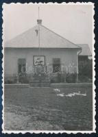 1942 Szerednye, Kárpátalja, községháza és országzászló, hátoldalon feliratozott fotó, 6×8 cm