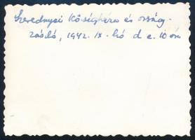 1942 Szerednye, Kárpátalja, községháza és országzászló, hátoldalon feliratozott fotó, 6×8 cm