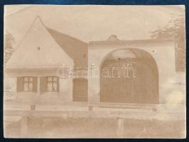 cca 1890 Erdély, Brassó, Közép utca 109., dr. Brenndörfer János szülőháza, hátoldalon feliratozott fotó, sérült, 8,5×11 cm