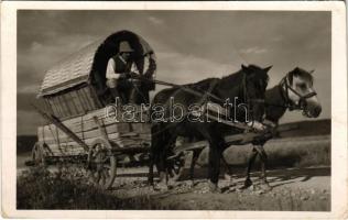 Csíkborzsova, Barzava (Csíkszépvíz, Frumoasa); Deszkás kóboros szekér, erdélyi folklór. Andory Aladics Zoltán mérnök felvétele / Transylvanian folklore, horse carriage (EK)