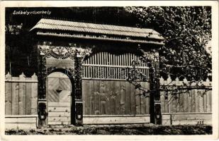 1941 Székelyudvarhely, Odorheiu Secuiesc; Székelykapu, erdélyi folklór. Kováts István fényképész / Poarta secuiasca / Transylvanian wood carved gate, folklore