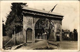 Kolozsvár, Cluj; M. kir. gazdasági akadémia udvarán levő székelykapu, erdélyi folklór / Poarta secuiasca / academy, Transylvanian wood carved gate (EK)