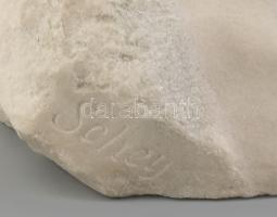 Shey jelzéssel: Női büszt. Faragott márvány, korának megfelelő állapotban, m: 34 cm