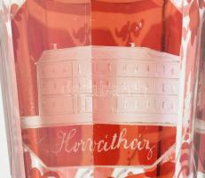 Füredi emlékpohár. Antik, több lapra csiszolt, bíborpácolt üveg pohár, a Horváth-ház és a kút képéve...