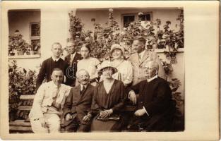 1928 Ménfőcsanak, Csanak (Győr); családi fotó az udvaron. photo (EK)