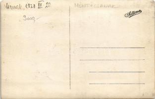 1928 Ménfőcsanak, Csanak (Győr); családi fotó az udvaron. photo (EK)