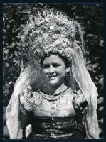 cca 1930-1940 Szendrő István (1908-2000): Lány népviseletben, pecséttel jelzett fotó, 23×17 cm