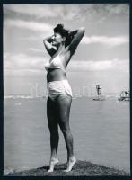 cca 1930-1940 Szendrő István (1908-2000): Siófok, nő fürdőruhában, pecséttel jelzett fotó, 23×17 cm