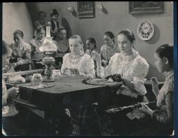 cca 1930-1940 Szendrő István (1908-2000): Lányok az asztal körül népviseletben, hímzés közben, pecséttel jelzett fotó, sérülésekkel, 21×26 cm