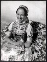 cca 1930-1940 Szendrő István (1908-2000): Lány népviseletben, jelzetlen fotóművészeti alkotás, sarkain törésnyomok, 38,5×28,5 cm