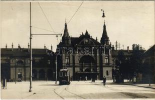 Pécs, vasútállomás, villamos, autók. Zelesny K. udv. fényképész felvétele