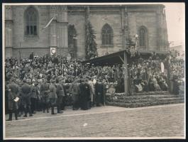 1940 Horthy Miklós Kolozsváron közjogi méltóságok, egyházi és katonai vezetők kíséretében, fotó, 17,5×23,5 cm