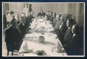 cca 1930 Kitüntetéses katonák, civilek ünnepi ebédje, fotó Schäffer műterméből, feliratozva, pecséttel jelzett, 11,5×17,5 cm