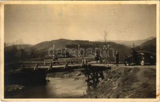1943 Batiza, Botiza; fahíd, automobil az úton. A hídon átmenni életveszélyes / wooden bridge, automobile on the road. photo (fl)