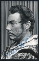 Mario Del Monaco (1915-1982) olasz operaénekes, tenor autográf aláírása őt ábrázoló fotón, 9x14 cm / Autograph signature of Mario Del Monaco Italian opera tenor
