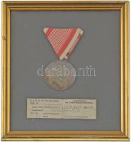 ~1870. Ferenc József I. osztályú Ezüst Vitézségi Érem peremén jelzett Ag kitüntetés mellszalagon, bekeretezve. Alatta adományozói okiratból kivágás(?): Karl Bauer hadnagy, tábori vadász, 1. zászlóalj. Szign.: Leisek T:AU patina Hungary ~1870. Silver Gallantry Medal, 1st Class Ag decoration, hallmarked on the edge, with ribbon, in frame. Under the medal there is a paper cutout (maybe from the deed of donation?): Lieutenant Karl Bauer, Field Hunter, 1st Battalion. Sign: Leisek C:AU patina NMK 129.
