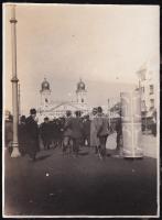 1929 Debrecen, főtér Modiano cigaretta reklámmal, fotó, hátoldalon albumba ragasztás nyomaival, 8,5×6 cm