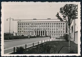 cca 1942 Ungvár, kormányzósági palota, hátoldalon feliratozott fotó, 5,5×8,5 cm