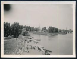 1938 Győr, kikötői öböl fényképe, hátoldalon feliratozott fotó, 6,5×8,5 cm