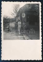 1941 Vámfalu, Erdély, Szatmár megye, Maksay Piroska postahivatalnok a falu postája előtt, hátoldalon feliratozott fotó, 8,5×5,5 cm