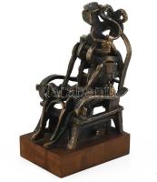 Berczeller Rudolf Rezső (1912 - 1992): Fotelben ülő. Bronz, jelzés nélkül. m: 18 cm.  "1927-1931: Iparrajziskola; 1931-1932: Magyar Képzőművészeti Főiskola, mestere Vaszary János. 1971-től kezdve rendszeresen részt vett a pécsi Országos Kisplasztikai Biennálékon. Budapesten élt. 1981: Munkácsy-díj; 1981: VII. Országos Kisplasztikai Biennálé, I. díj; 1988: érdemes művész. Festőnek készült, de ? nem utolsósorban Szöllősi Endre hatására és segítségével ? szobrász lett belőle. Első munkái kisplasztikák és portrék; belőlük fejlesztette ki az 1950-es és 1960-as években, még mindig kisplasztikai keretek között, jellegzetes témáit, melyek az embertömeget konstrukcióként, gépként, vagy éppen bonyolult szörnyetegként interpretálják (felvonulók, harcolók, táncolók stb.). Közel állt hozzá ekkortájt Vilt Tibor szobrászata. Mintaképeit azonban az archaikus korokból, illetve a régebbi művészetből választotta, foglalkoztatta az egyiptomi szobrászat, prekolumbián kultúra, India művészete, Grünewald és a középkori szárnyasoltárok festészete és szobrászata. Noha elhelyezésre került néhány köztéri plasztikája, mindvégig a monumentalitás nyűgözte le. Első nagyméretű műveit fából készítette, ilyenek a Dózsa (1972) vagy a Karóbahúzott (1968-69) ? az előbbi évtizedekkel később tönkrement, utóbbi a middelheimi múzeumban (Antwerpen) található. A nagyatádi faszobrászati szimpóziumra hatalmas híd szobrot készített. A hagyományos anyagok mellett különös anyagokkal is kísérletezett, mint pl. horganyhálóval. Utóbbiból alkotta meg az 1980-as években döbbenetes Nyomorékok-sorozatát (ehhez hatalmas szénrajz-vázlatokat is készített). Élénken foglalkoztatta a testi szenvedés (akasztottak, kivégzettek, szülő nők, testi fogyatékosok) és a kataklizmák, katasztrófák, az Apokalipszis víziója. Élete végén a Fővárosi Képtár, Budapest templomterében vagy a Magyar Nemzeti Galéria kupolája alatt felfüggesztve szerette volna megvalósítani 32 angyalfigurából álló szoborcsoportját."