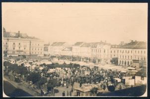 cca 1920 Arad, Erdély, piac fényképe a színházzal, fotó, 5,5×8 cm