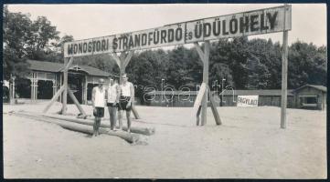 cca 1937 Szigetmonostor, Monostori Strandfürdő férfiakkal, fotó, 5,5×10,5 cm
