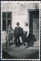 1941 Félixfürdő, Erdély, Bihar megye, postahivatal fényképe személyzettel, jobb oldalon Maksay Piroska, hátoldalon feliratozott fotó, 8,5×6 cm