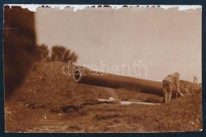 cca 1914 Monarchiás tüzérekről készült fénykép ágyúval, fotó sérüléssel, 4×6,5 cm