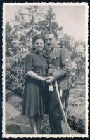 1941 Csendőr feleségével, hátoldalon feliratozott fotólap, 13,5×8,5 cm