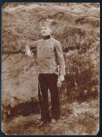 1916 Monarchiás katona egyenruhában karddal, ezüst érdemkereszttel és sapkajelvénnyel, sarkain sérülések, 12×9 cm