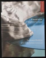 Lugossy Mária: A létezés formái. The forms of existence. A szerző, Lugossy Mária (1950-2012) Munkácsy Mihály-díjas magyar ötvös-, szobrász-, üvegtervező- és éremművész, érdemes művész által P. Szabó Ernő (1952-2018) művészettörténész, újságíró, kritikus, szakíró részére DEDIKÁLT példány. Bp., 2011., Iparművészeti Múzeum. Magyar és angol nyelven. Gazdag képanyaggal illusztrált. Kiadói papírkötés.